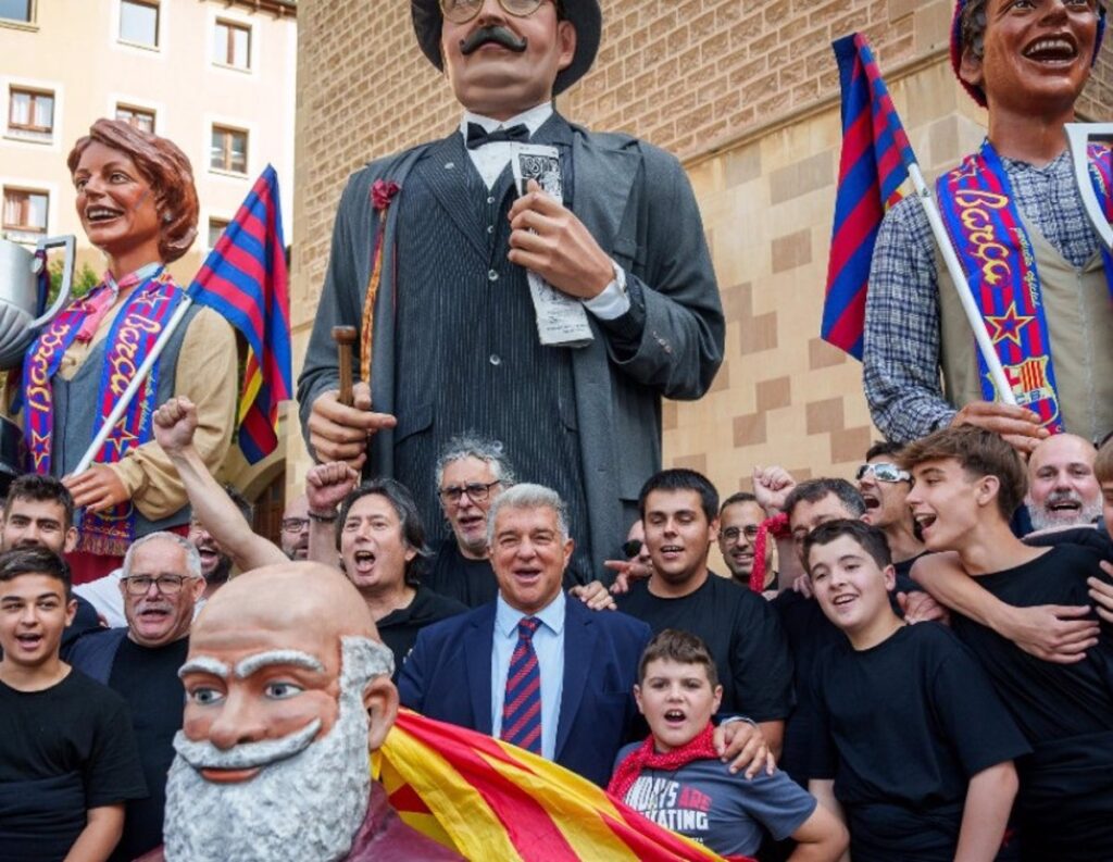 Cientos de aficionados del Barcelona participan en la Marxa Culer hacia Montserrat