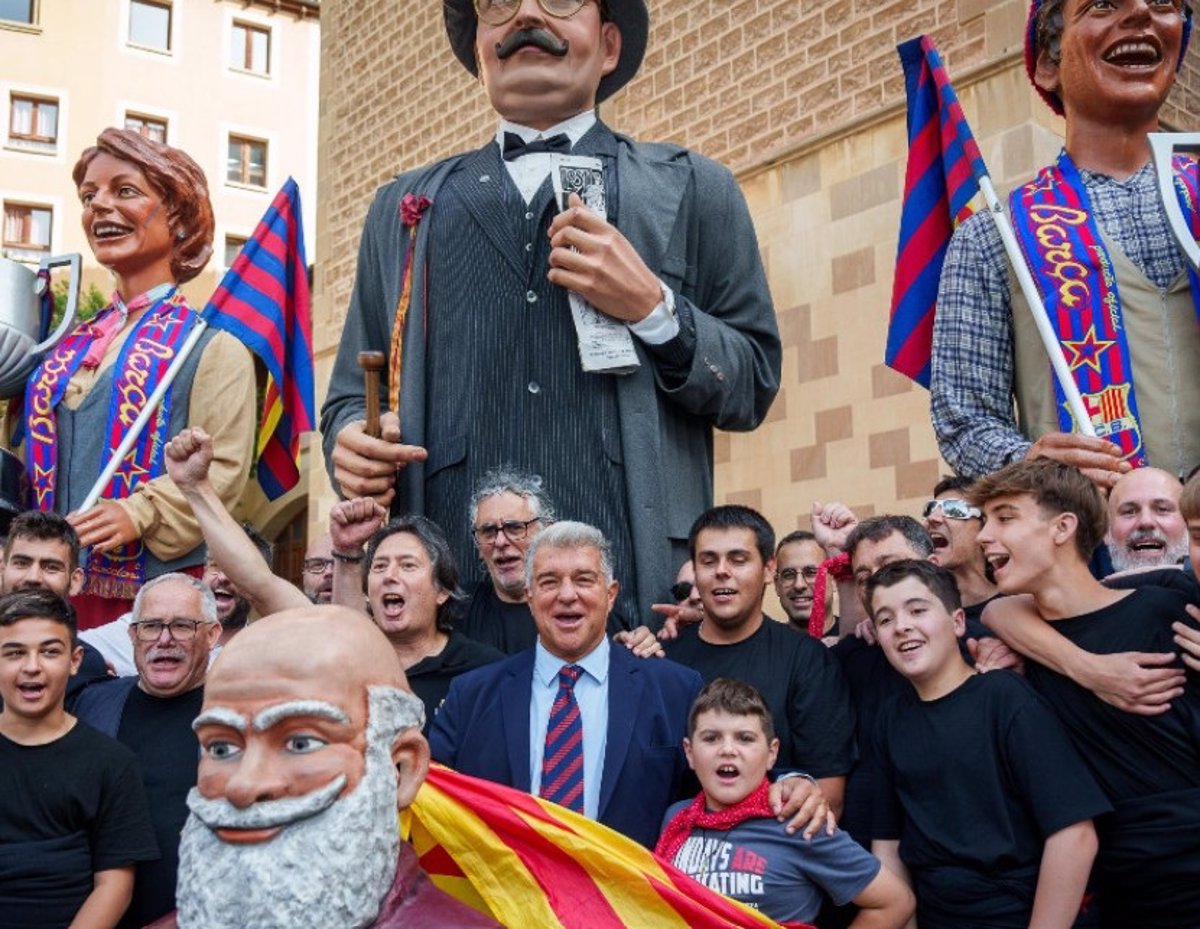 Cientos de aficionados del Barcelona participan en la Marxa Culer hacia Montserrat