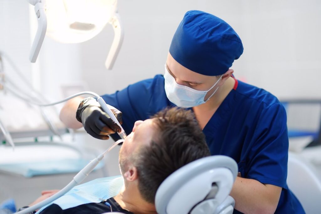 Dentistas critican la estrategia de fondos de inversión para aprovechar la ampliación de la cartera de servicios.