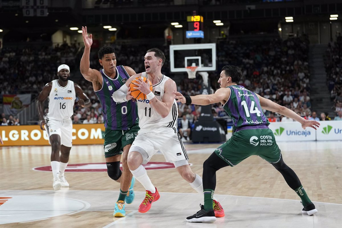 El Real Madrid establece el 2-0 ante un Unicaja inconsistente.