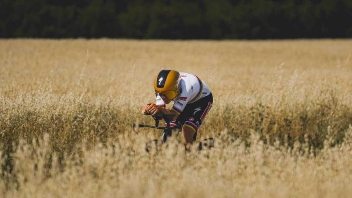 Evenepoel brilla en la crono del Dauphiné y Romeo pierde el liderato.