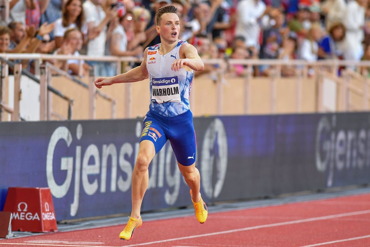 Karsten Warholm establece un nuevo récord mundial en los 300 metros vallas durante la Diamond League.