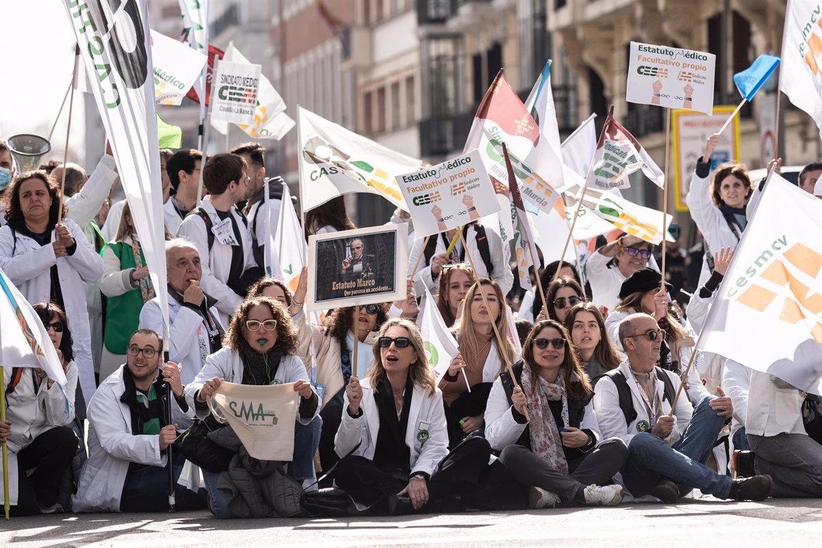 Médicos inician huelga nacional este viernes en rechazo al Nuevo Estatuto Marco propuesto por Sanidad.