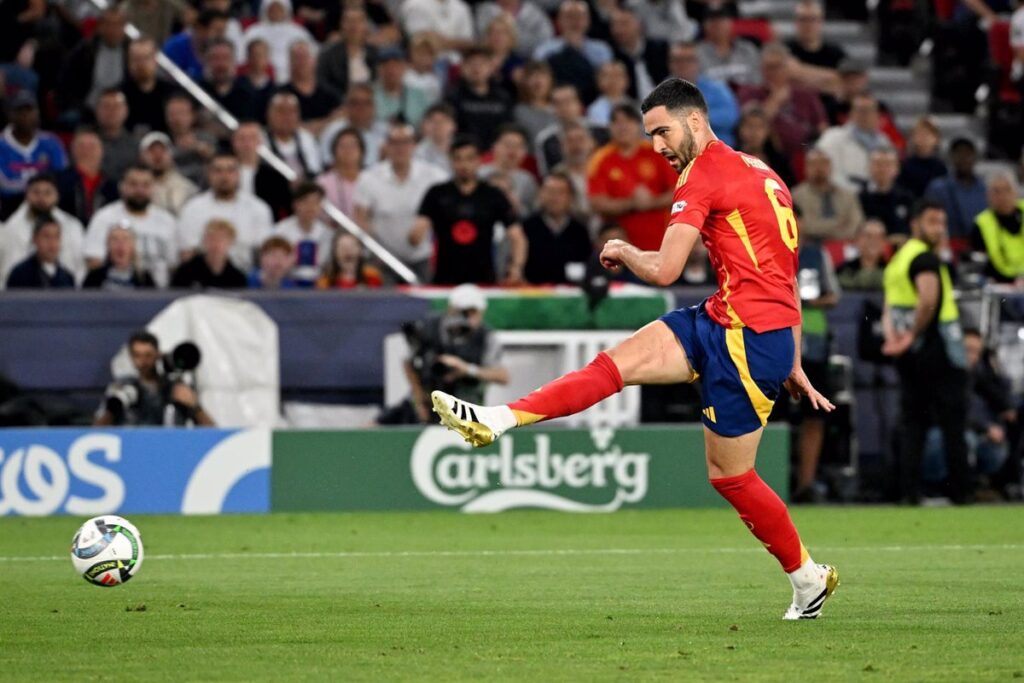 Mikel Merino se reivindica en la 'Roja' con goles y versatilidad.