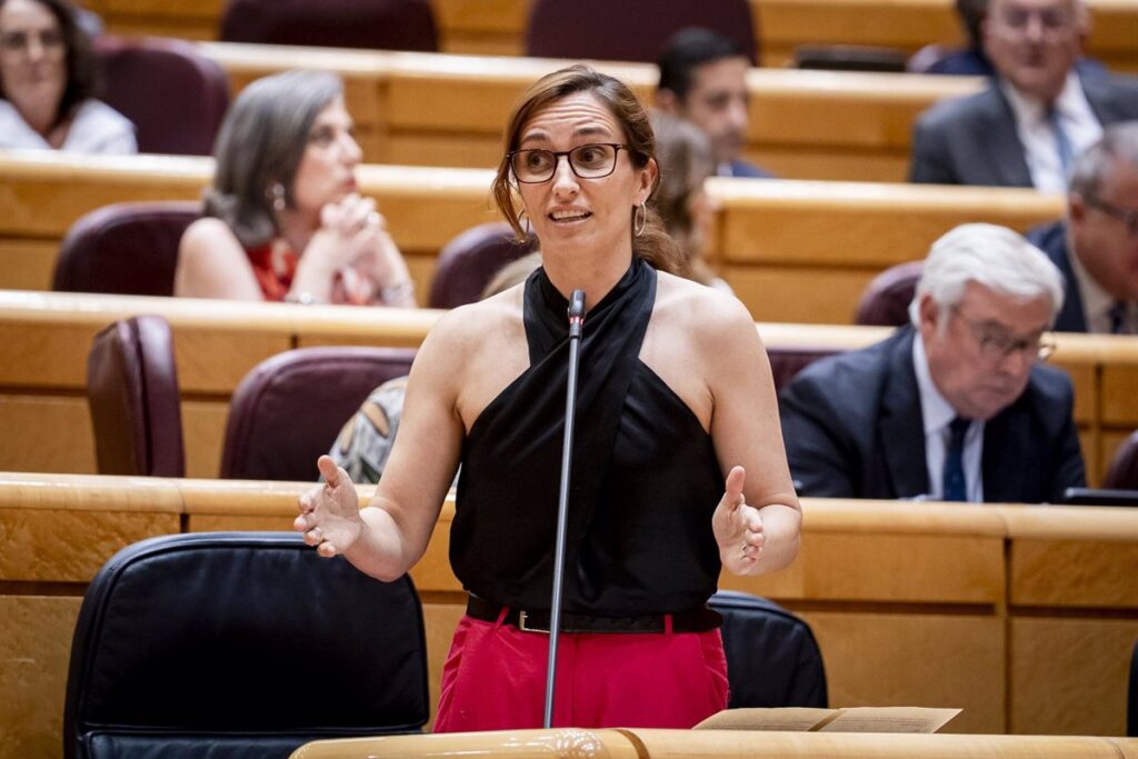 Mónica García promete mejorar las condiciones que el PP impuso a los sanitarios.