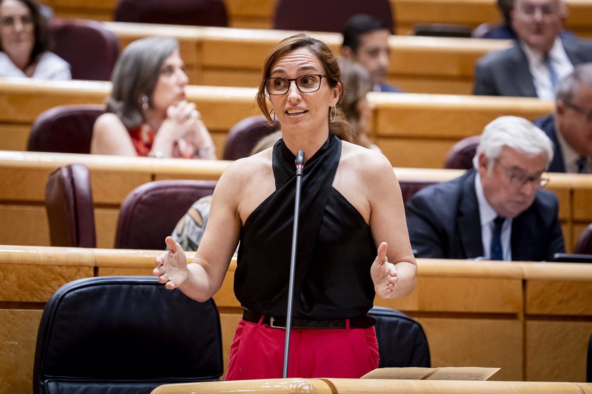 Mónica García promete mejorar las condiciones que el PP impuso a los sanitarios.
