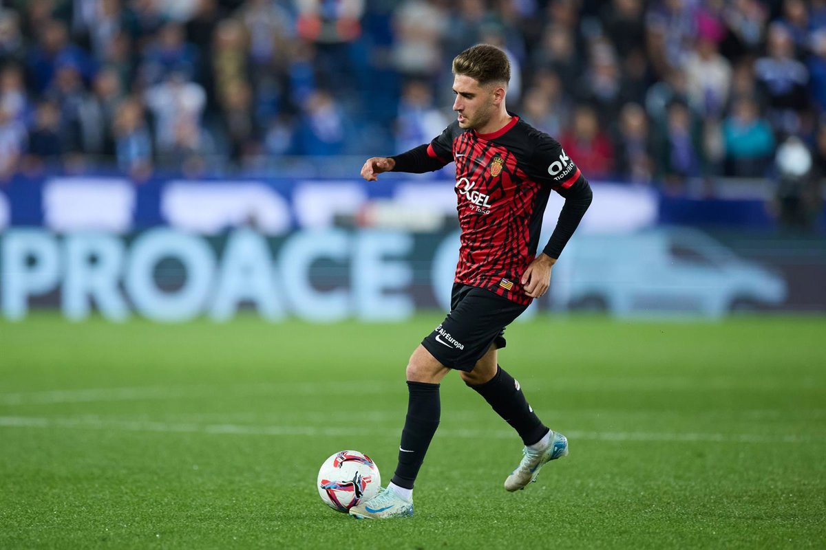 Robert Navarro se une al Athletic Club hasta 2030.