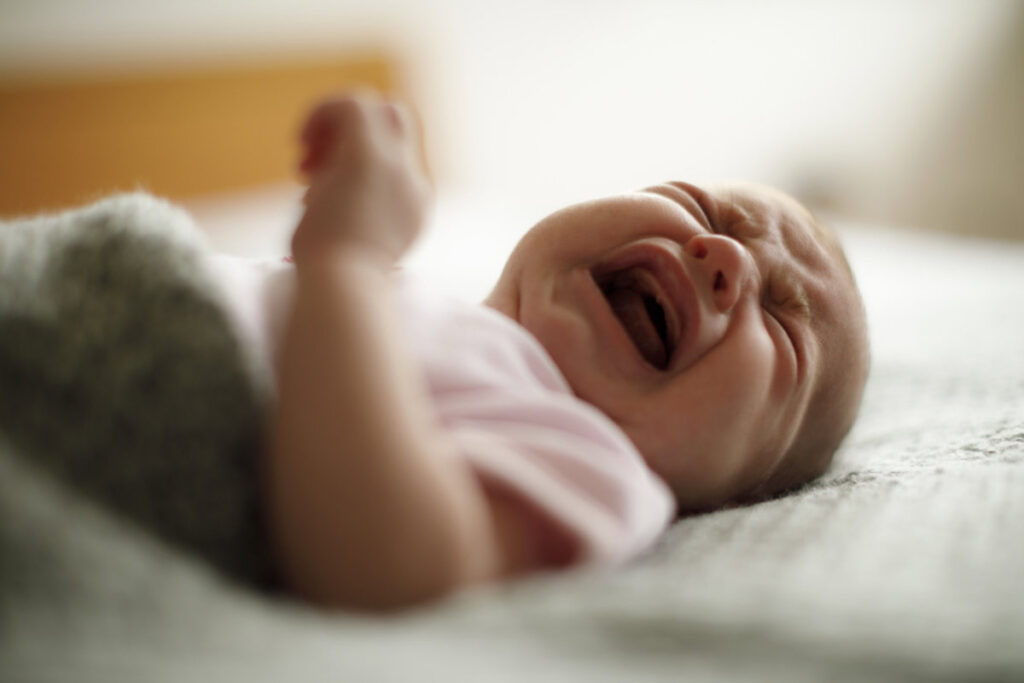 ¿Mamá o papá? La ciencia aclara el mito y revela quién se levanta.