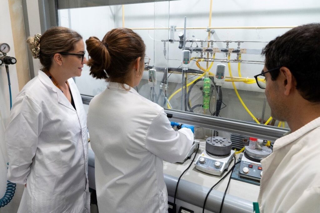 Crean un método para fabricar plásticos y farmacéuticos sin metales ni disolventes nocivos