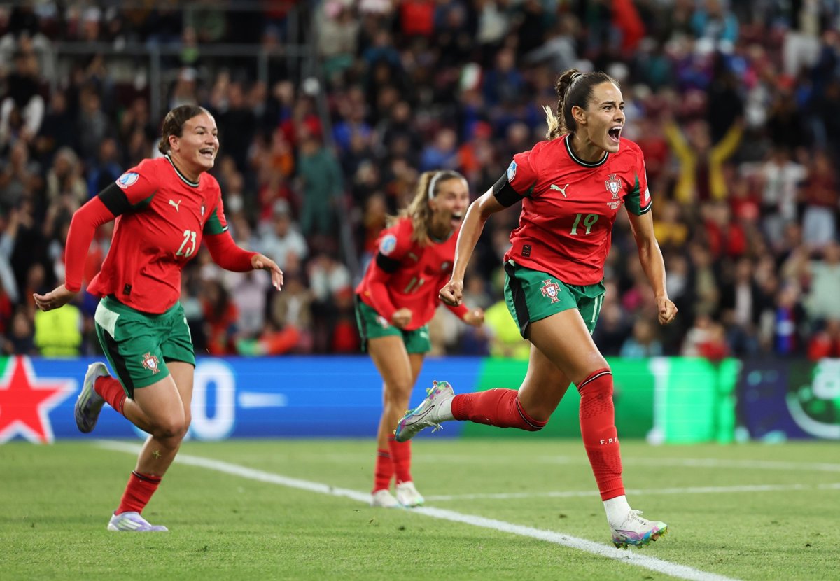 Italia y Portugal empatan, lo que clasifica a España para los cuartos de final de la Eurocopa en Suiza.