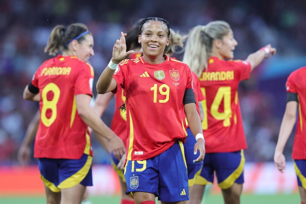 La selección femenina continúa su romance con los debuts en una noche inolvidable para Vicky López.