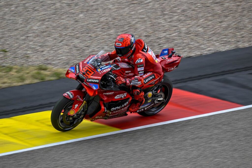 Marc Márquez se lleva con calma la carrera larga de Sachsenring, superando a su hermano Álex.
