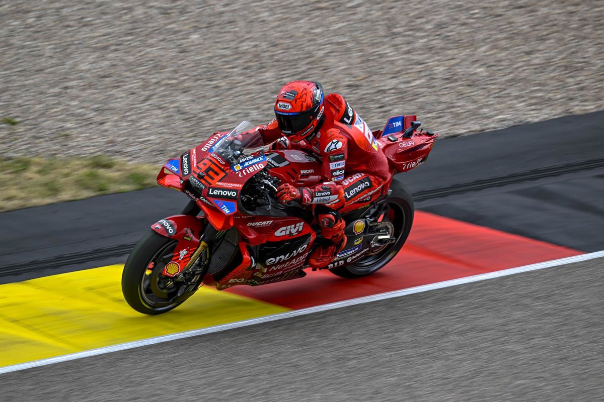 Marc Márquez se lleva con calma la carrera larga de Sachsenring, superando a su hermano Álex.