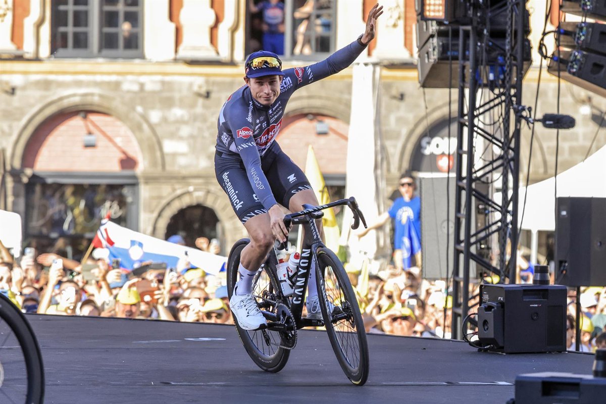 Philipsen se lleva la etapa 1 del Tour con un esprint en Lille, afectada por el viento.