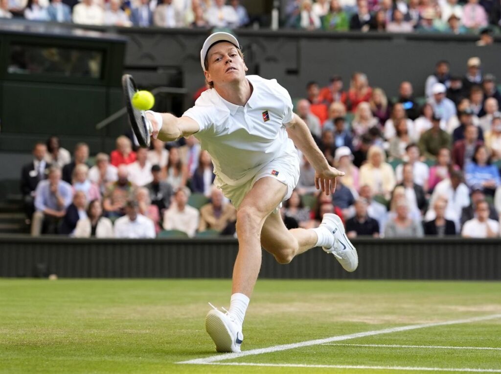 Sinner avanza tras la derrota de Dimitrov, mientras Djokovic supera a De Miñaur en Wimbledon.