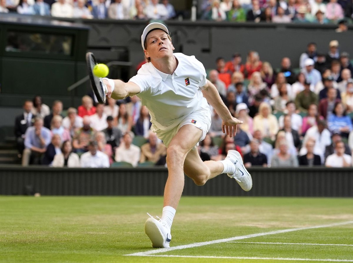 Sinner avanza tras la derrota de Dimitrov, mientras Djokovic supera a De Miñaur en Wimbledon.