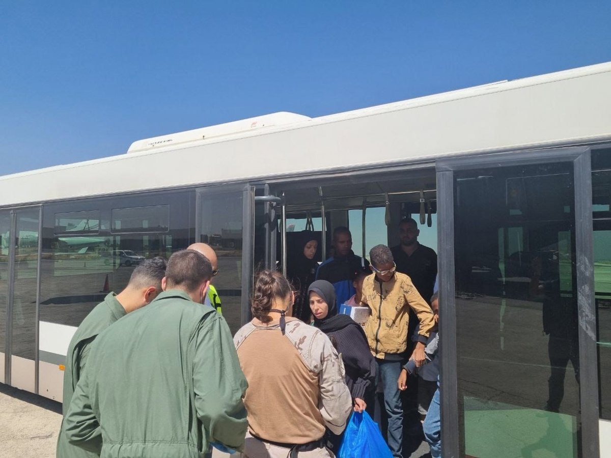Trece menores palestinos enfermos y lesionados llegan a España para recibir atención médica.