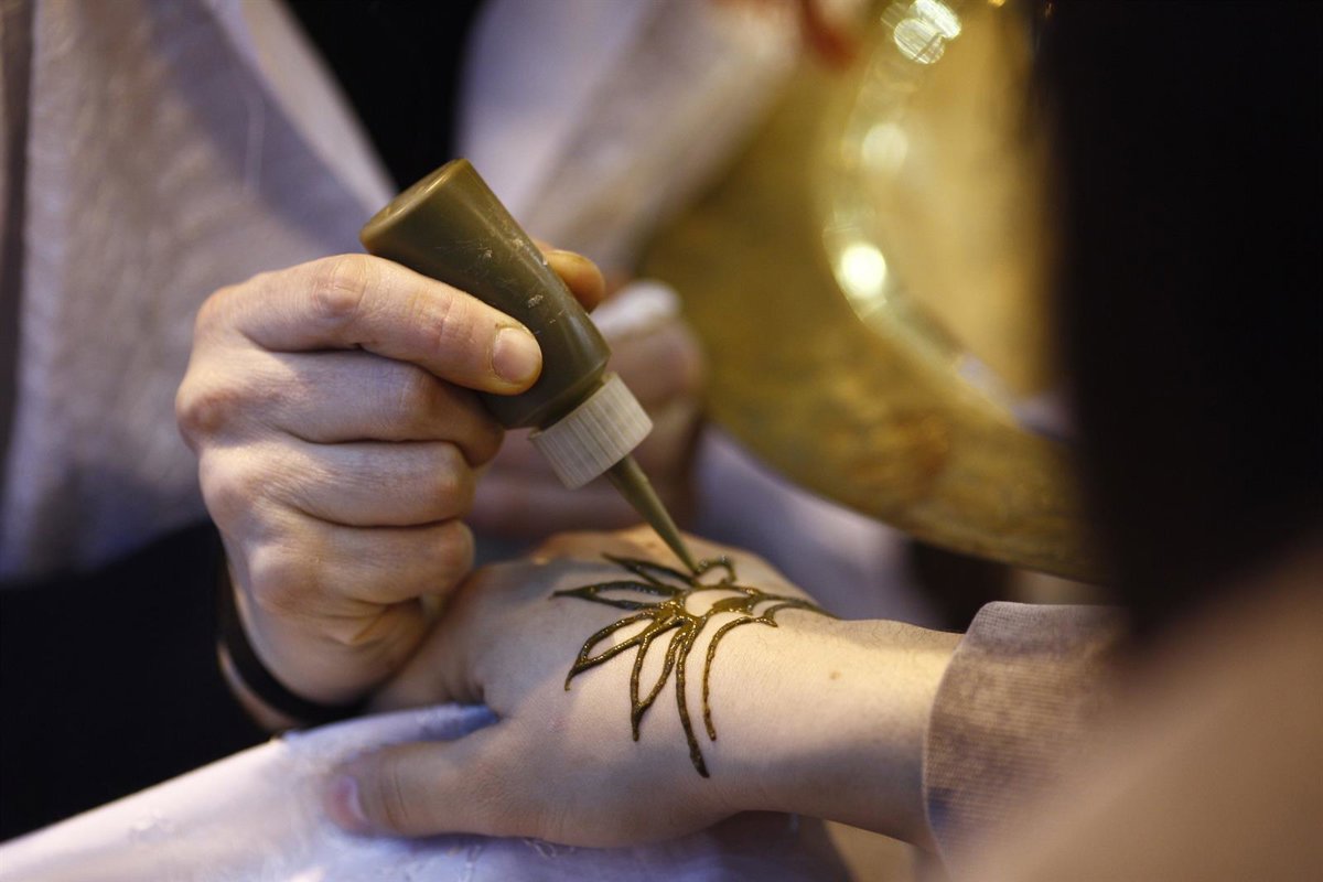 ¿Por qué un tatuaje de henna negra (que en realidad no es henna) podría hacer que no puedas teñirte el pelo para siempre?