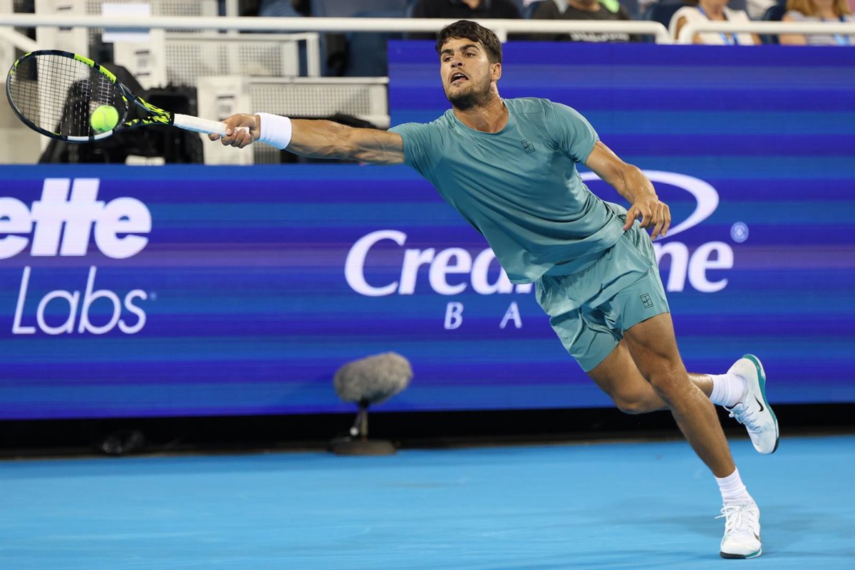 Alcaraz elude la tensión extrema de Rublev