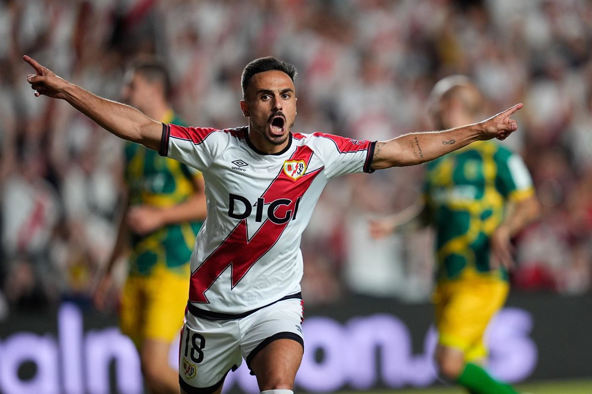 Álvaro García lleva al Rayo Vallecano a una histórica clasificación para la Conference League