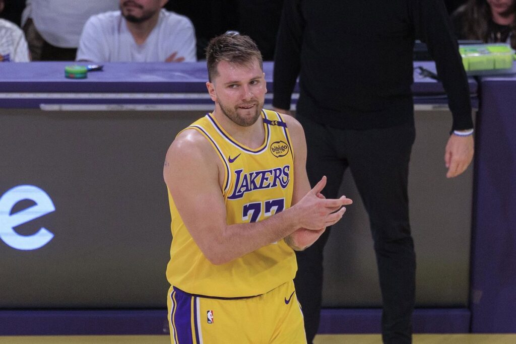 Doncic se compromete y extiende su contrato con los Lakers.