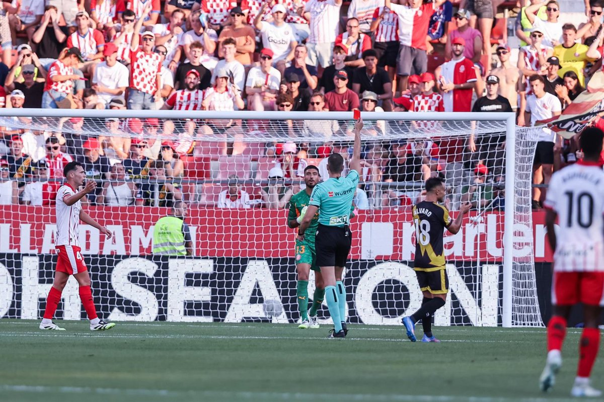 El Rayo capitaliza los errores de Gazzaniga en Montilivi