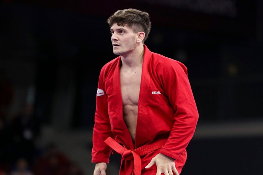 El español Iker Cámara, galardonado como triple campeón mundial de grappling GI