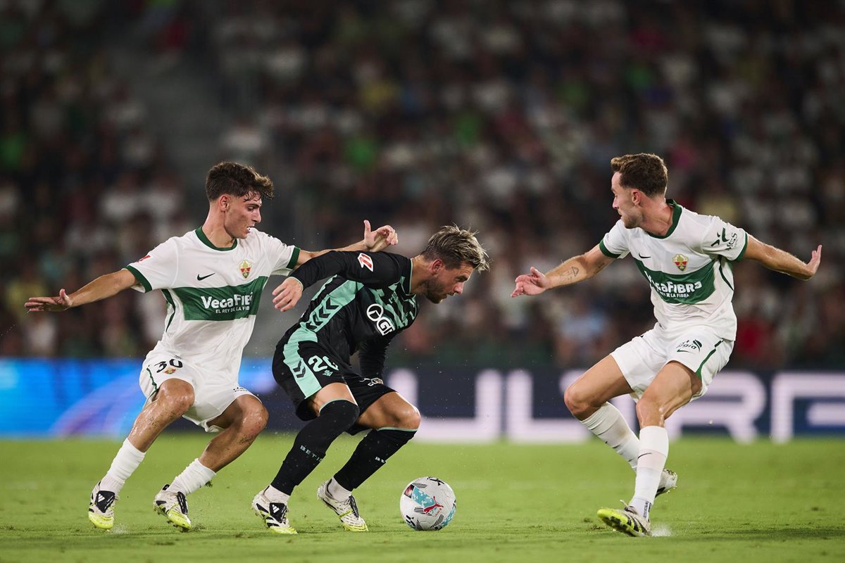 Elche consigue un empate frente al Betis en su retorno a Primera División
