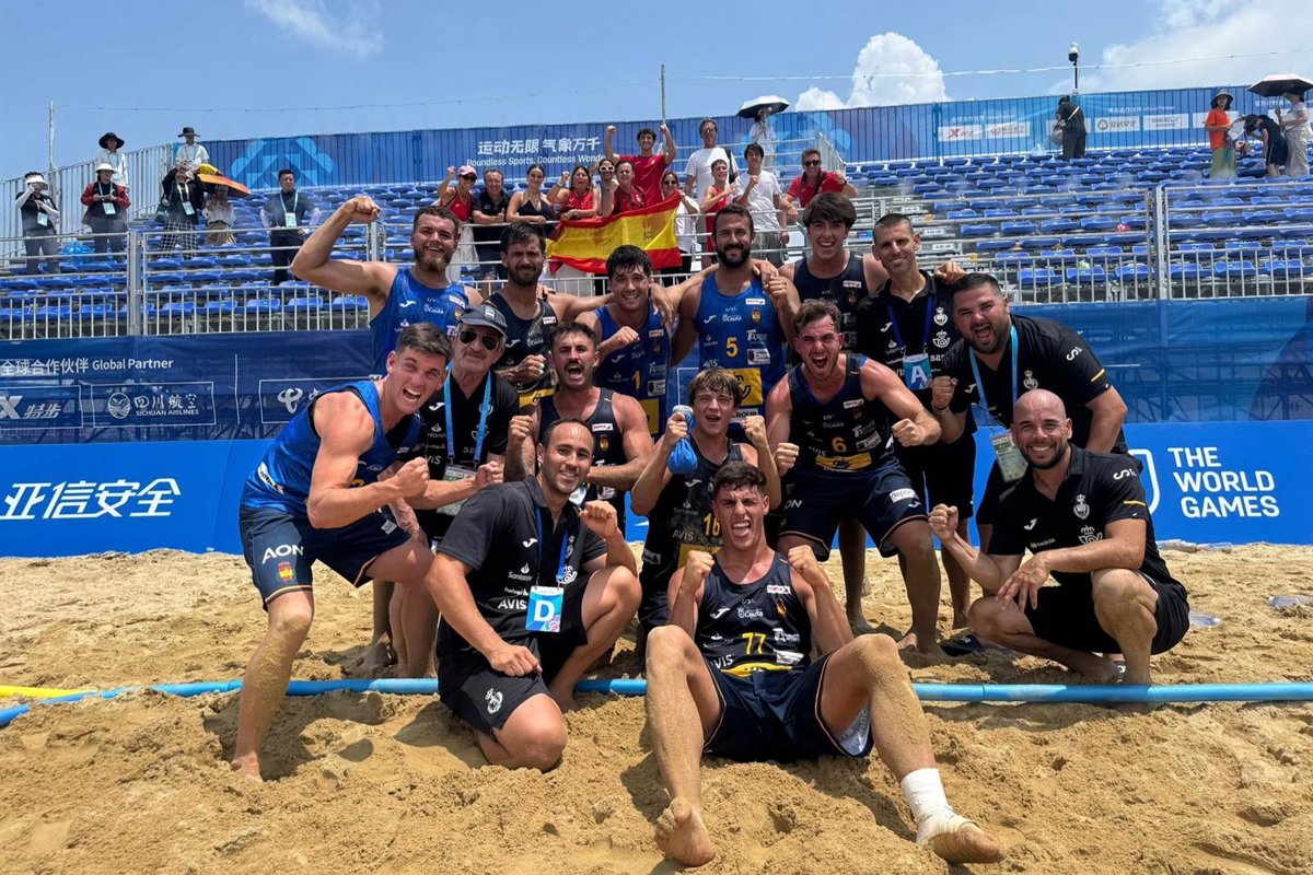 España inicia los Juegos Mundiales de Chengdu con una victoria y una derrota en balonmano playa.