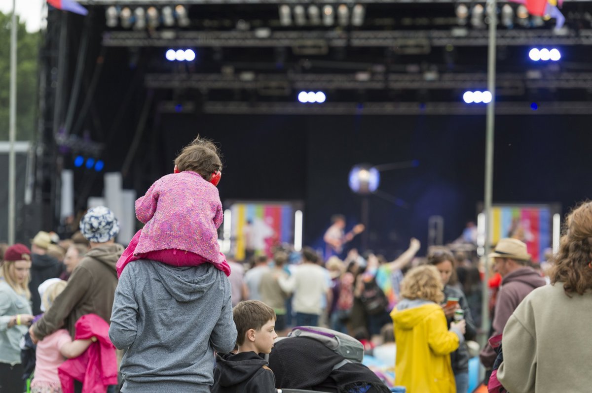 Pediatras alertan sobre el serio riesgo auditivo que representa llevar a un bebé a un concierto.
