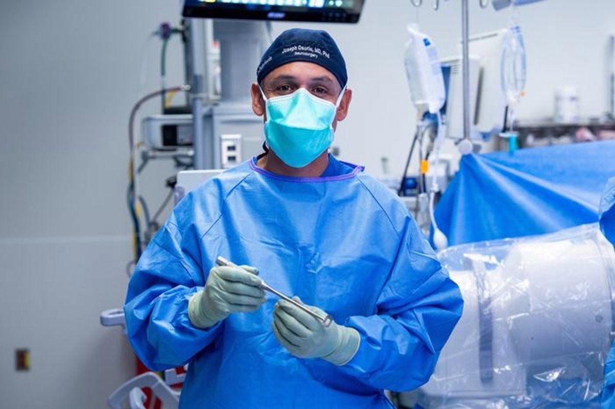 Un equipo de neurocirujanos en EE.UU. lleva a cabo la primera cirugía personalizada de la columna cervical anterior.