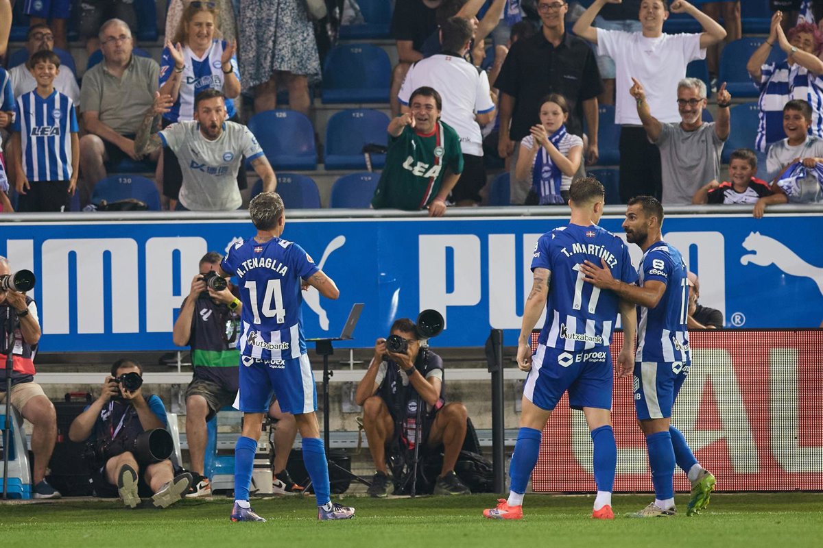 Valencia y Real Sociedad empatan en su debut, mientras el Alavés vence al Levante.