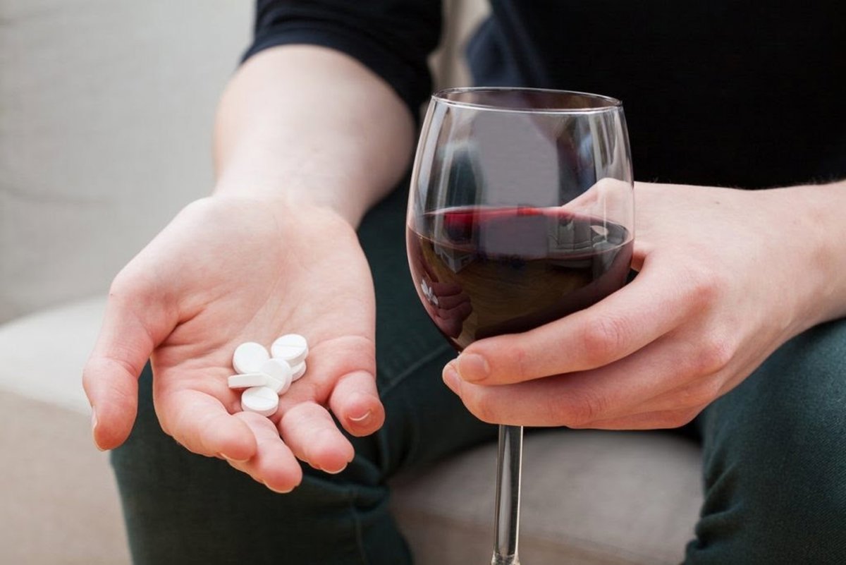 ¿Es seguro consumir alcohol mientras tomas medicamentos? Expertos farmacéuticos advierten sobre los riesgos.