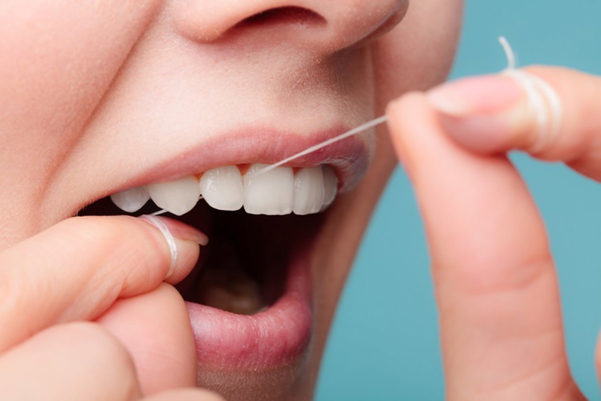 ¿Vacunas sin agujas? Prueban con éxito la administración a través del hilo dental.
