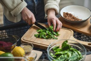 Alimentos altos en oxalatos, como espinacas y ruibarbo, reducen la absorción de calcio