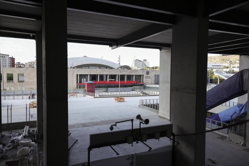 El Ayuntamiento de Barcelona identifica "deficiencias críticas" de seguridad en el Spotify Camp Nou que impiden su reabertura.