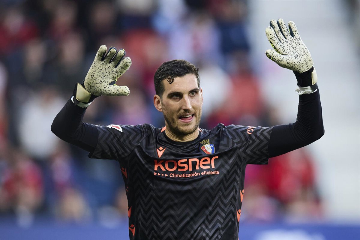 El Elche continúa sumando gracias al regalo de Sergio Herrera en El Sadar.