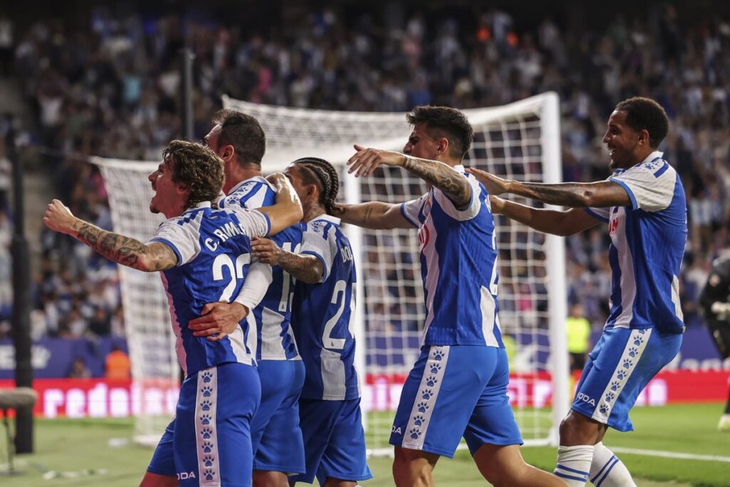 El Espanyol se impone al Mallorca con un jugador menos y mantiene su invicto