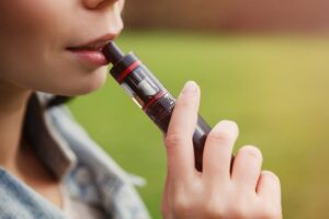 El Gobierno busca prohibir explícitamente el consumo de tabaco y vapeo en menores, actualmente no regulado por la Ley del Tabaco.