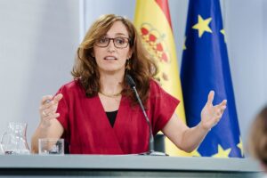 El Gobierno sugiere imponer una multa de 100 euros a los padres de los menores que fumen o vapeen.