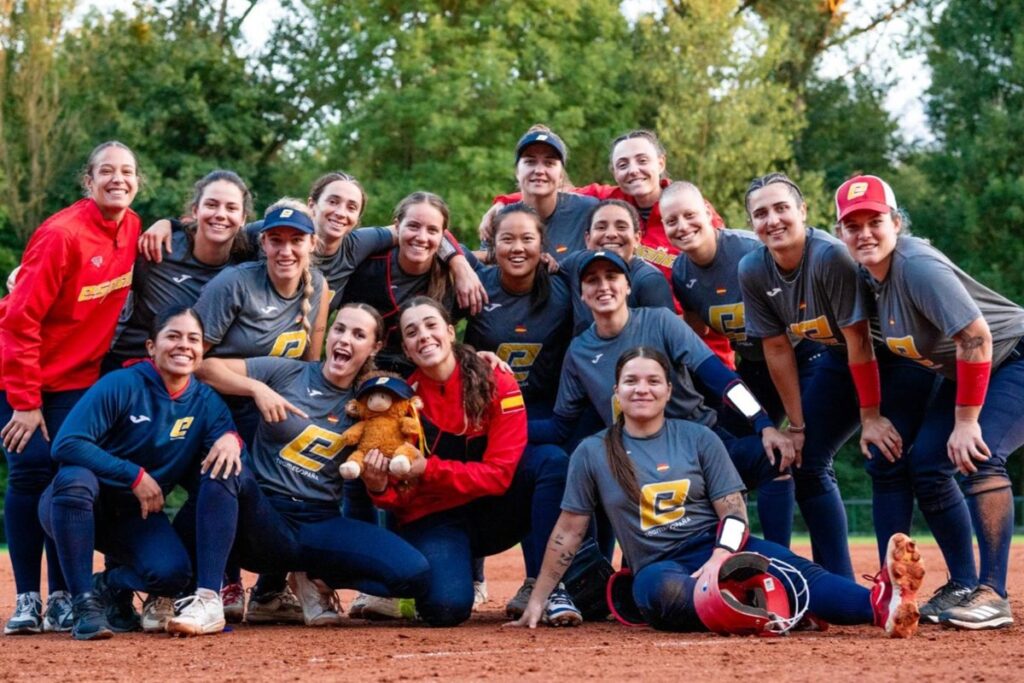 España se repone ante Gran Bretaña y peleará por el bronce en el Europeo de sófbol femenino.