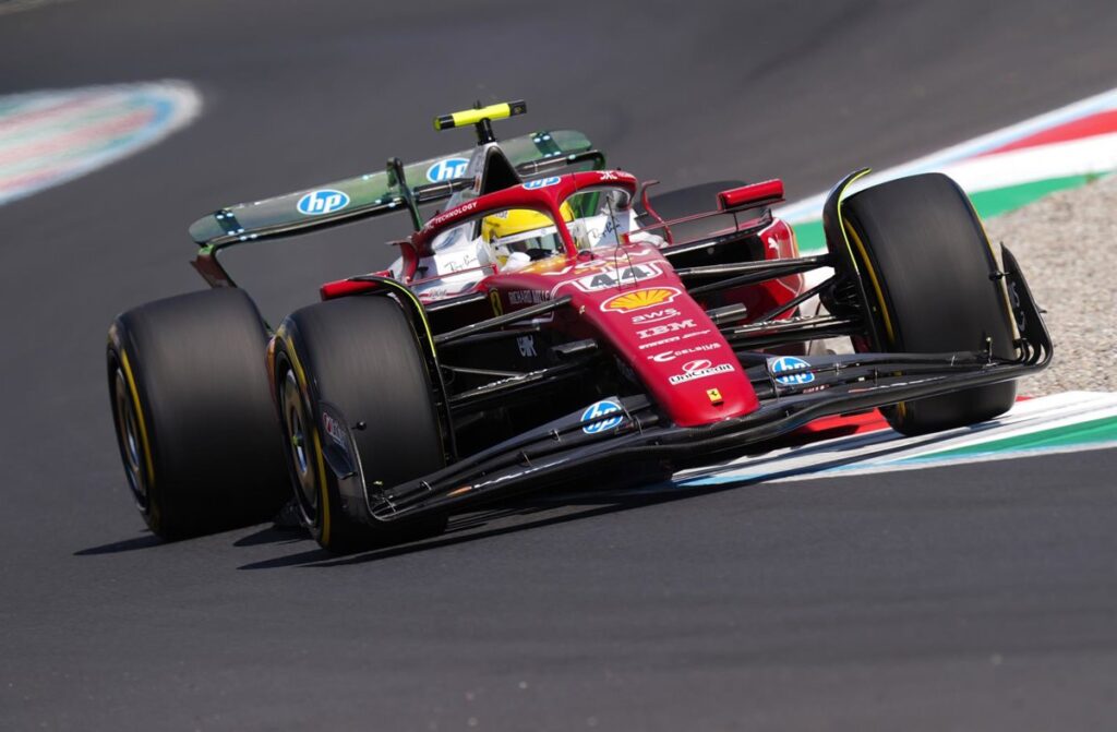Hamilton encabeza el doblete de Ferrari, superando a Sainz en los libres de Monza