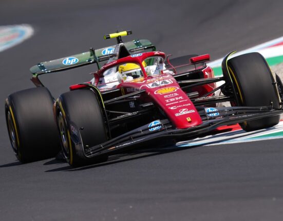 Hamilton encabeza el doblete de Ferrari, superando a Sainz en los libres de Monza