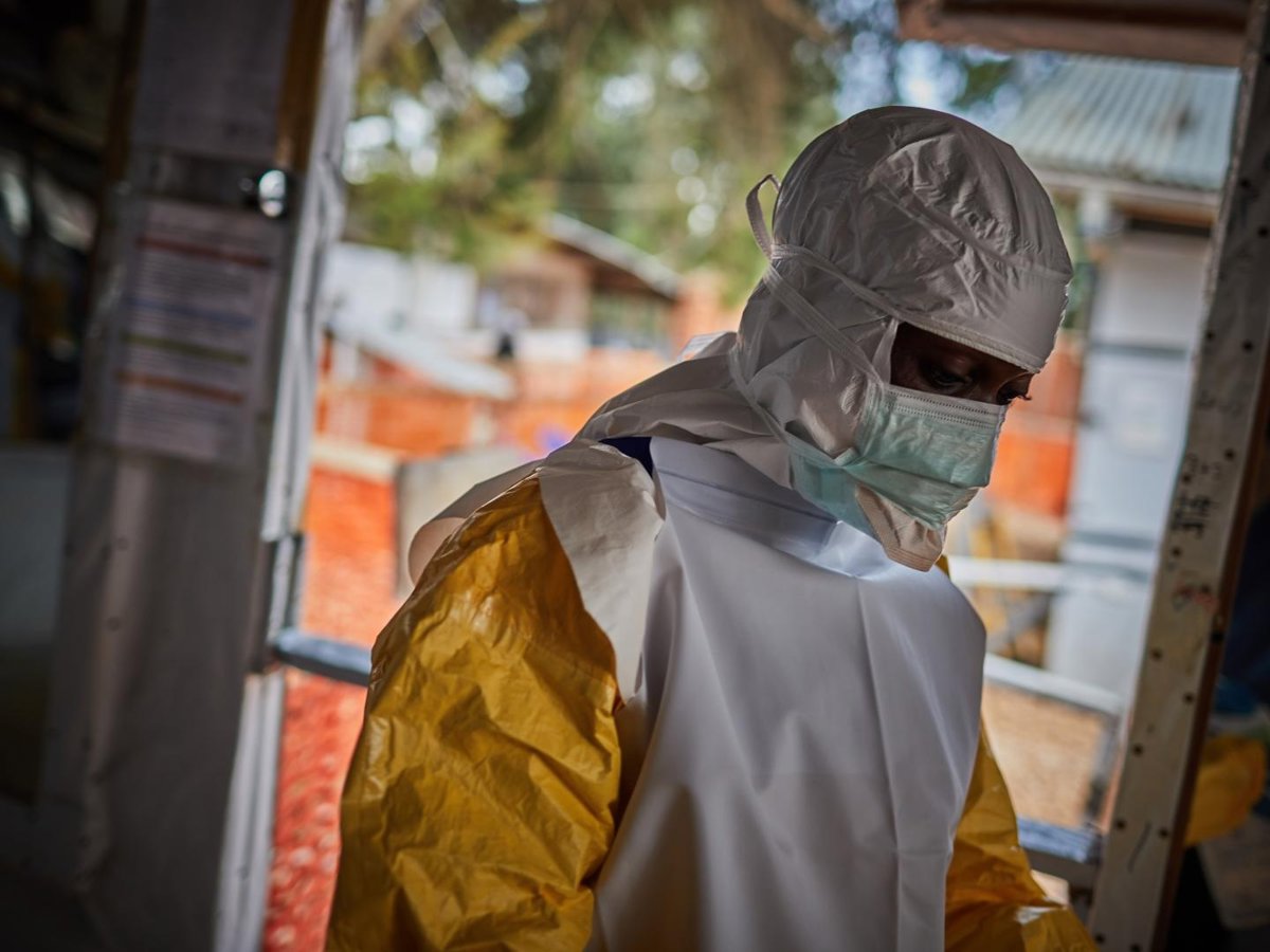 La OMS confirma un brote de ébola en RDC con 15 muertes y 28 casos reportados.