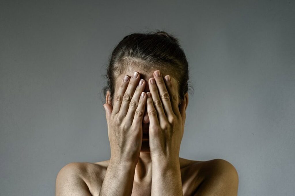 La SEC advierte que muchas víctimas de violencia de género nunca logran sanar el daño psicológico.
