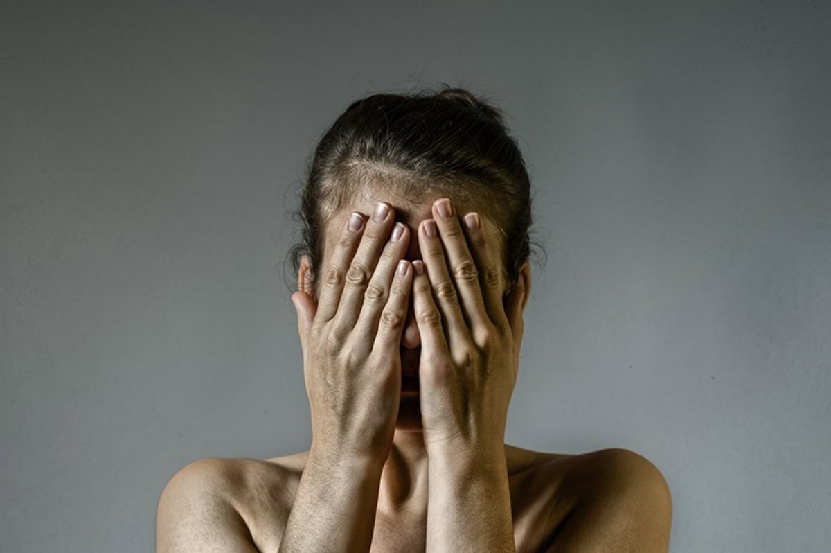 La SEC advierte que muchas víctimas de violencia de género nunca logran sanar el daño psicológico.