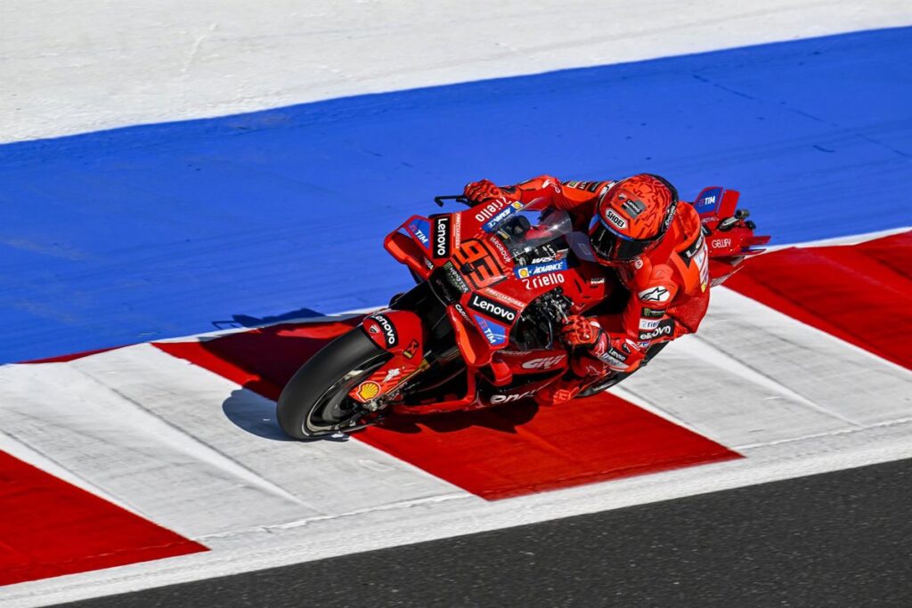 Marc Márquez se cae y Bezzecchi asume el liderazgo en la carrera sprint
