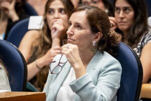 Mónica García se disculpa con los pacientes de Covid persistente por la falta de reconocimiento en el sistema de salud.