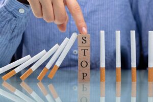 Nofumadores denuncian a la industria del tabaco por "adquirir influencia" al contratar a expolíticos para detener reformas.