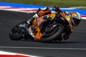 Pedro Acosta destaca en el test de Misano, mientras Marc Márquez se sitúa en el sexto lugar.